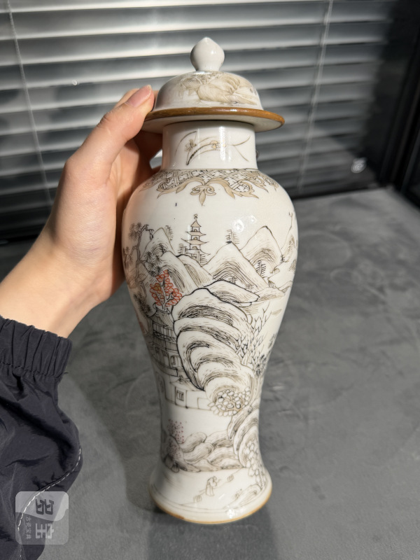 清雍正墨彩矾红描金山水楼阁纹盖瓶 - 图2